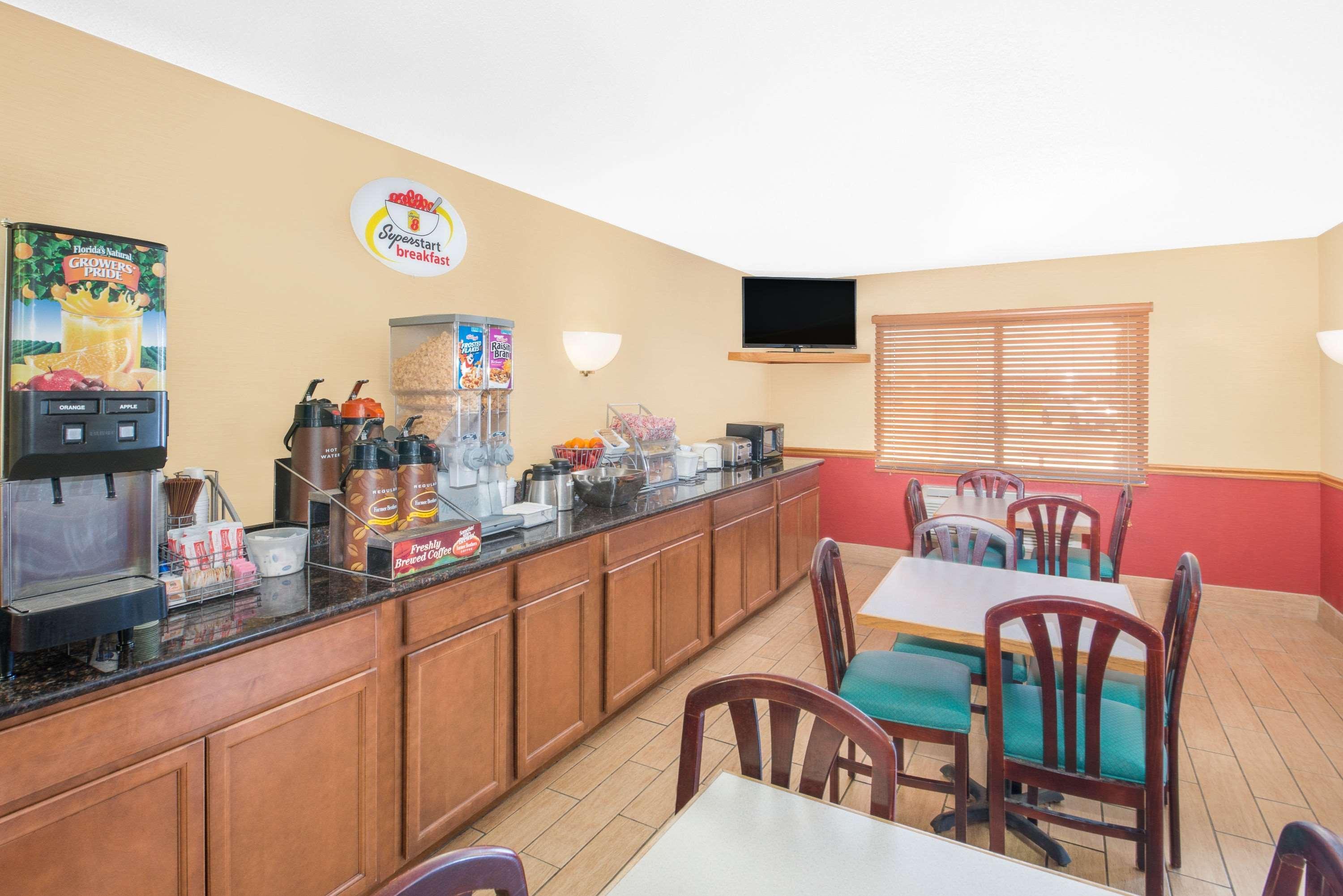 Super 8 By Wyndham Marshalltown Exterior foto